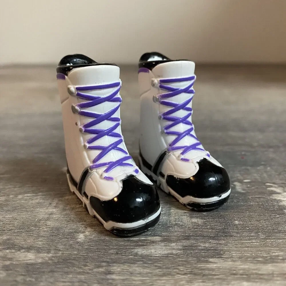 VTG Bratz Dolls Shoes Snow Boarding Boots Purple White Black Lilie